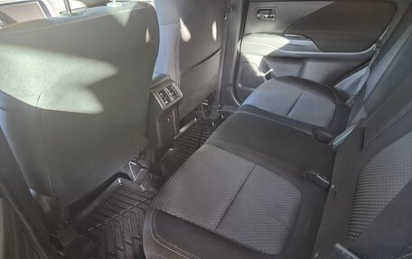 Mitsubishi Outlander III рестайлинг 3, 2019 год, 2 100 000 рублей, 6 фотография