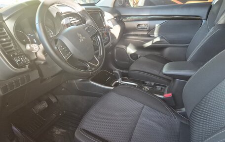 Mitsubishi Outlander III рестайлинг 3, 2019 год, 2 100 000 рублей, 4 фотография