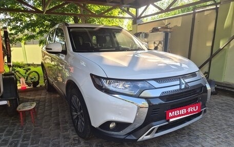 Mitsubishi Outlander III рестайлинг 3, 2019 год, 2 100 000 рублей, 2 фотография