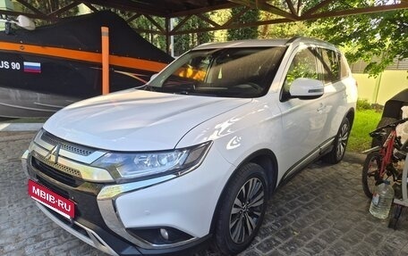 Mitsubishi Outlander III рестайлинг 3, 2019 год, 2 100 000 рублей, 3 фотография