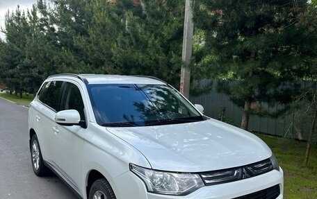 Mitsubishi Outlander III рестайлинг 3, 2014 год, 1 570 000 рублей, 1 фотография