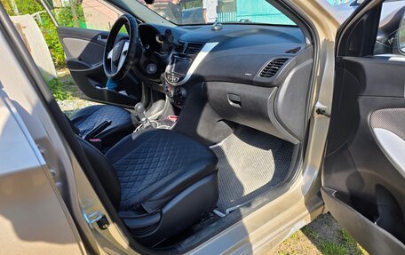 Hyundai Solaris II рестайлинг, 2011 год, 600 000 рублей, 12 фотография