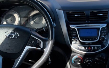 Hyundai Solaris II рестайлинг, 2011 год, 800 000 рублей, 23 фотография