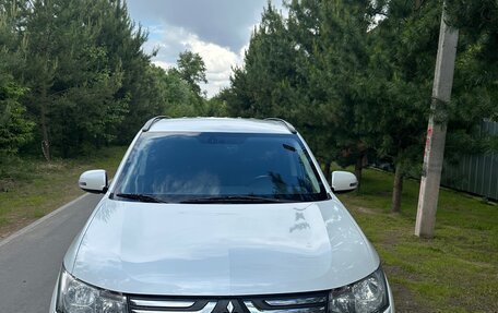 Mitsubishi Outlander III рестайлинг 3, 2014 год, 1 570 000 рублей, 2 фотография