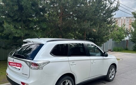 Mitsubishi Outlander III рестайлинг 3, 2014 год, 1 570 000 рублей, 3 фотография