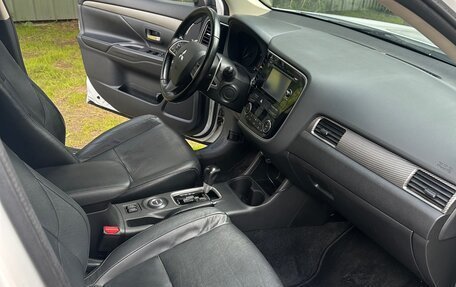 Mitsubishi Outlander III рестайлинг 3, 2014 год, 1 570 000 рублей, 6 фотография