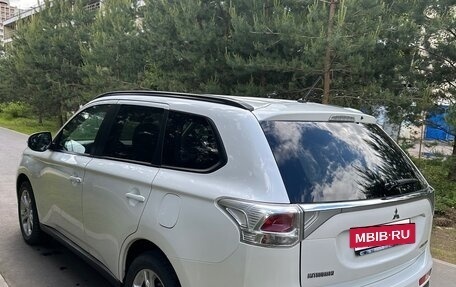 Mitsubishi Outlander III рестайлинг 3, 2014 год, 1 570 000 рублей, 12 фотография