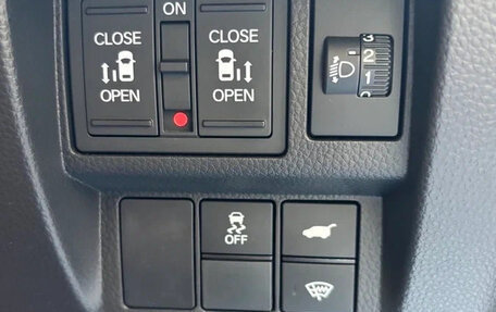 Honda Stepwgn, 2023 год, 2 240 000 рублей, 21 фотография