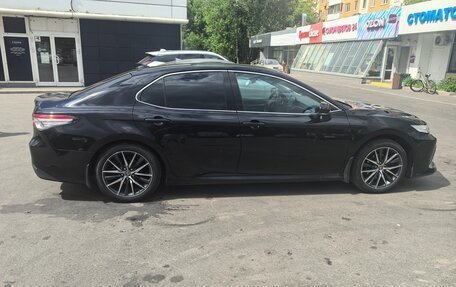 Toyota Camry, 2021 год, 1 750 000 рублей, 1 фотография