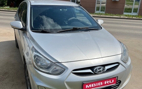 Hyundai Solaris II рестайлинг, 2011 год, 735 000 рублей, 1 фотография