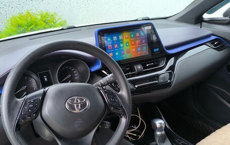 Toyota C-HR I рестайлинг, 2021 год, 2 850 000 рублей, 3 фотография