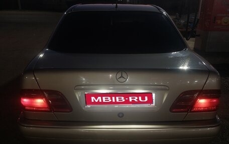 Mercedes-Benz E-Класс, 1998 год, 475 000 рублей, 1 фотография
