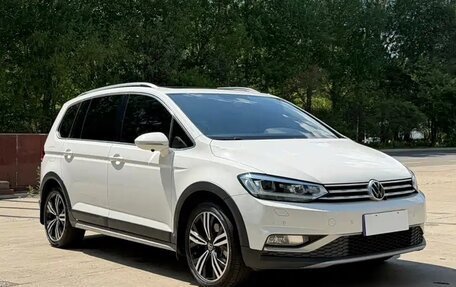 Volkswagen Touran III, 2022 год, 2 000 000 рублей, 1 фотография