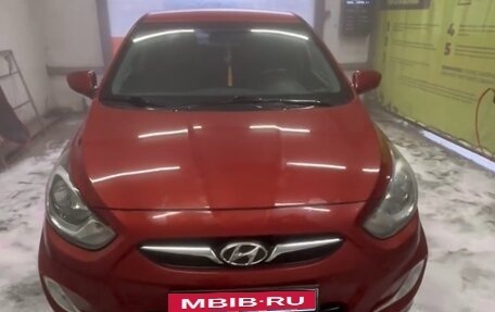 Hyundai Solaris II рестайлинг, 2013 год, 820 000 рублей, 1 фотография