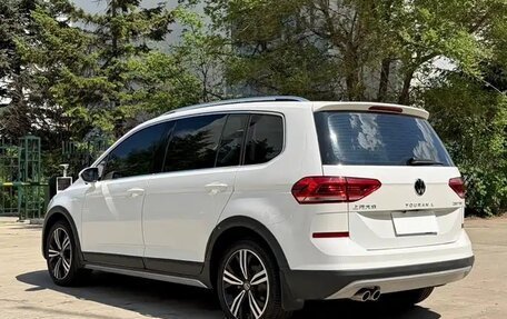 Volkswagen Touran III, 2022 год, 2 000 000 рублей, 2 фотография