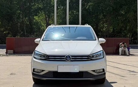 Volkswagen Touran III, 2022 год, 2 000 000 рублей, 3 фотография