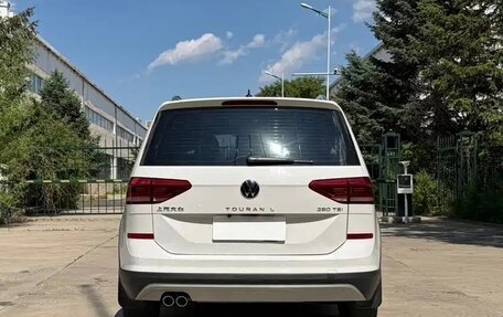 Volkswagen Touran III, 2022 год, 2 000 000 рублей, 4 фотография