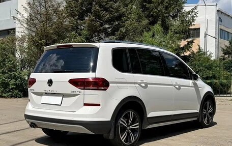 Volkswagen Touran III, 2022 год, 2 000 000 рублей, 6 фотография