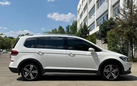 Volkswagen Touran III, 2022 год, 2 000 000 рублей, 7 фотография