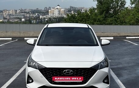 Hyundai Solaris II рестайлинг, 2021 год, 1 555 000 рублей, 2 фотография