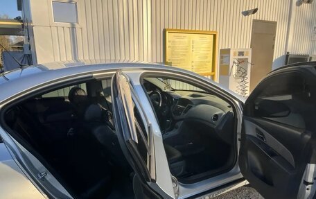 Chevrolet Cruze II, 2010 год, 650 000 рублей, 4 фотография