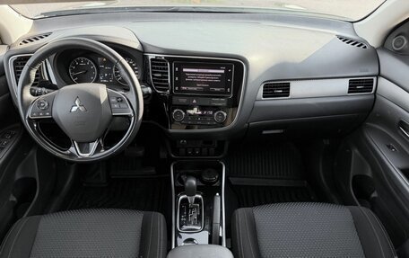 Mitsubishi Outlander III рестайлинг 3, 2018 год, 1 790 000 рублей, 15 фотография