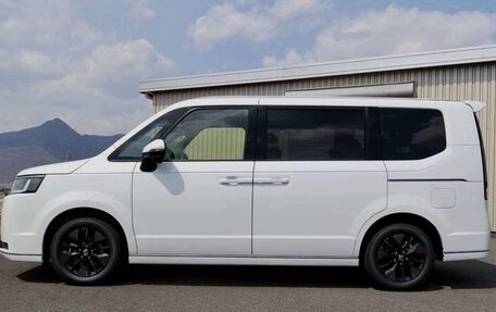 Honda Stepwgn, 2022 год, 2 225 000 рублей, 2 фотография