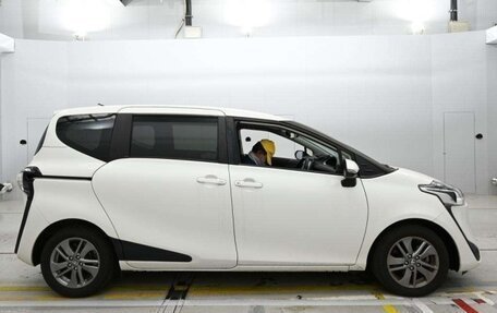 Toyota Sienta II, 2020 год, 1 070 000 рублей, 8 фотография