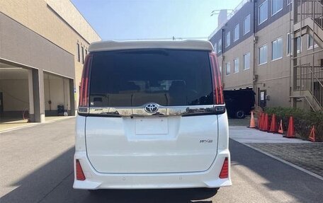 Toyota Noah III, 2020 год, 1 812 000 рублей, 3 фотография