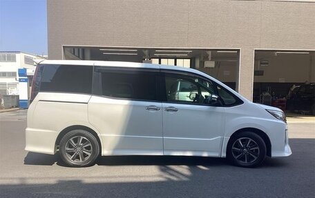Toyota Noah III, 2020 год, 1 812 000 рублей, 5 фотография