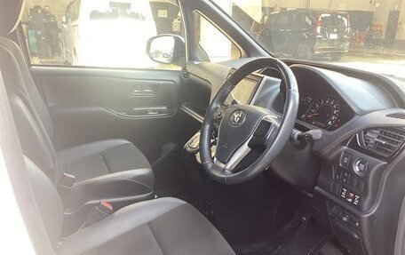 Toyota Noah III, 2020 год, 1 812 000 рублей, 7 фотография