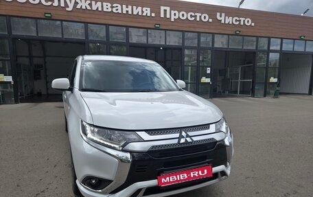 Mitsubishi Outlander III рестайлинг 3, 2022 год, 2 285 000 рублей, 1 фотография