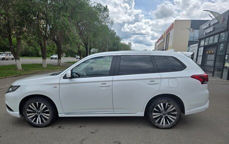 Mitsubishi Outlander III рестайлинг 3, 2022 год, 2 285 000 рублей, 5 фотография