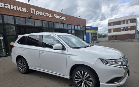 Mitsubishi Outlander III рестайлинг 3, 2022 год, 2 285 000 рублей, 6 фотография