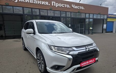 Mitsubishi Outlander III рестайлинг 3, 2022 год, 2 285 000 рублей, 2 фотография