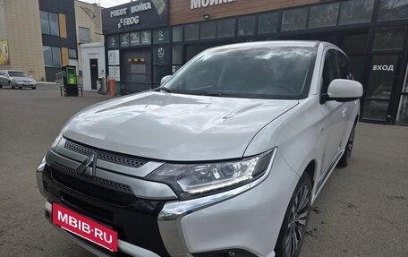 Mitsubishi Outlander III рестайлинг 3, 2022 год, 2 285 000 рублей, 4 фотография