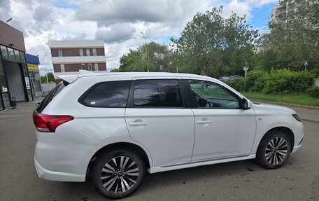 Mitsubishi Outlander III рестайлинг 3, 2022 год, 2 285 000 рублей, 8 фотография