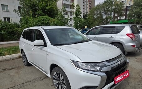 Mitsubishi Outlander III рестайлинг 3, 2022 год, 2 285 000 рублей, 12 фотография