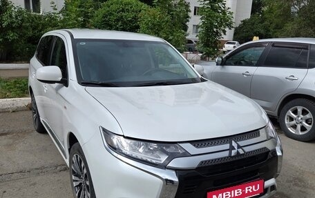 Mitsubishi Outlander III рестайлинг 3, 2022 год, 2 285 000 рублей, 11 фотография