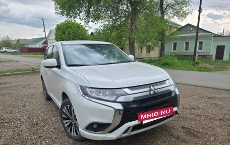 Mitsubishi Outlander III рестайлинг 3, 2022 год, 2 285 000 рублей, 15 фотография