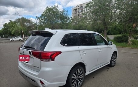 Mitsubishi Outlander III рестайлинг 3, 2022 год, 2 285 000 рублей, 7 фотография
