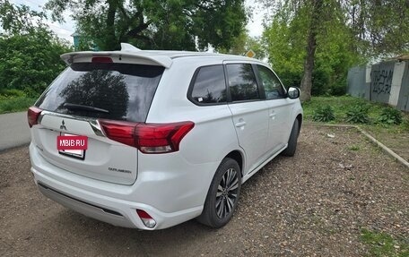 Mitsubishi Outlander III рестайлинг 3, 2022 год, 2 285 000 рублей, 16 фотография