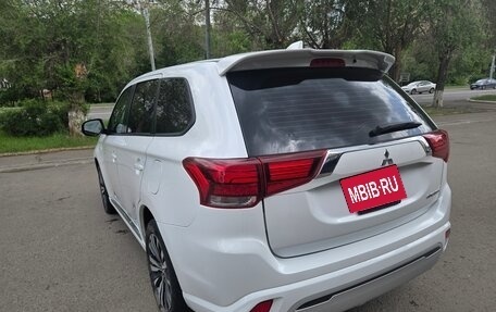 Mitsubishi Outlander III рестайлинг 3, 2022 год, 2 285 000 рублей, 10 фотография