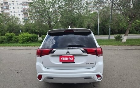 Mitsubishi Outlander III рестайлинг 3, 2022 год, 2 285 000 рублей, 9 фотография