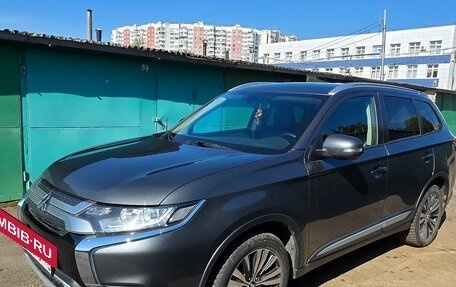 Mitsubishi Outlander III рестайлинг 3, 2019 год, 2 190 000 рублей, 6 фотография
