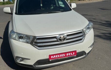 Toyota Highlander III, 2011 год, 1 880 000 рублей, 1 фотография