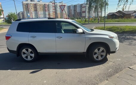 Toyota Highlander III, 2011 год, 1 880 000 рублей, 2 фотография