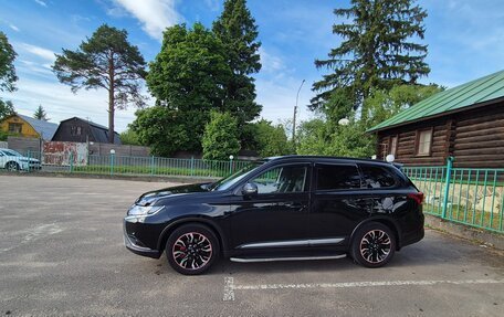 Mitsubishi Outlander III рестайлинг 3, 2021 год, 2 600 000 рублей, 2 фотография