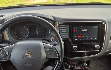 Mitsubishi Outlander III рестайлинг 3, 2021 год, 2 600 000 рублей, 7 фотография