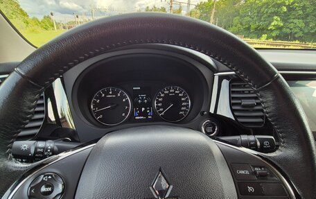 Mitsubishi Outlander III рестайлинг 3, 2021 год, 2 600 000 рублей, 8 фотография